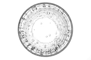 Bandscheibenvorfall und Wasser, welches auch in der Bandscheibe vorkommt.